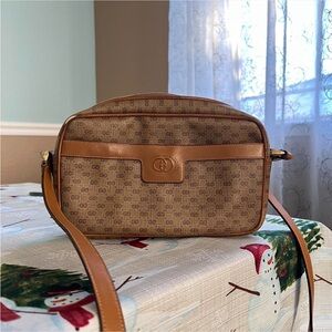 ✨ VINTAGE GUCCI CAMERA BAG ✨